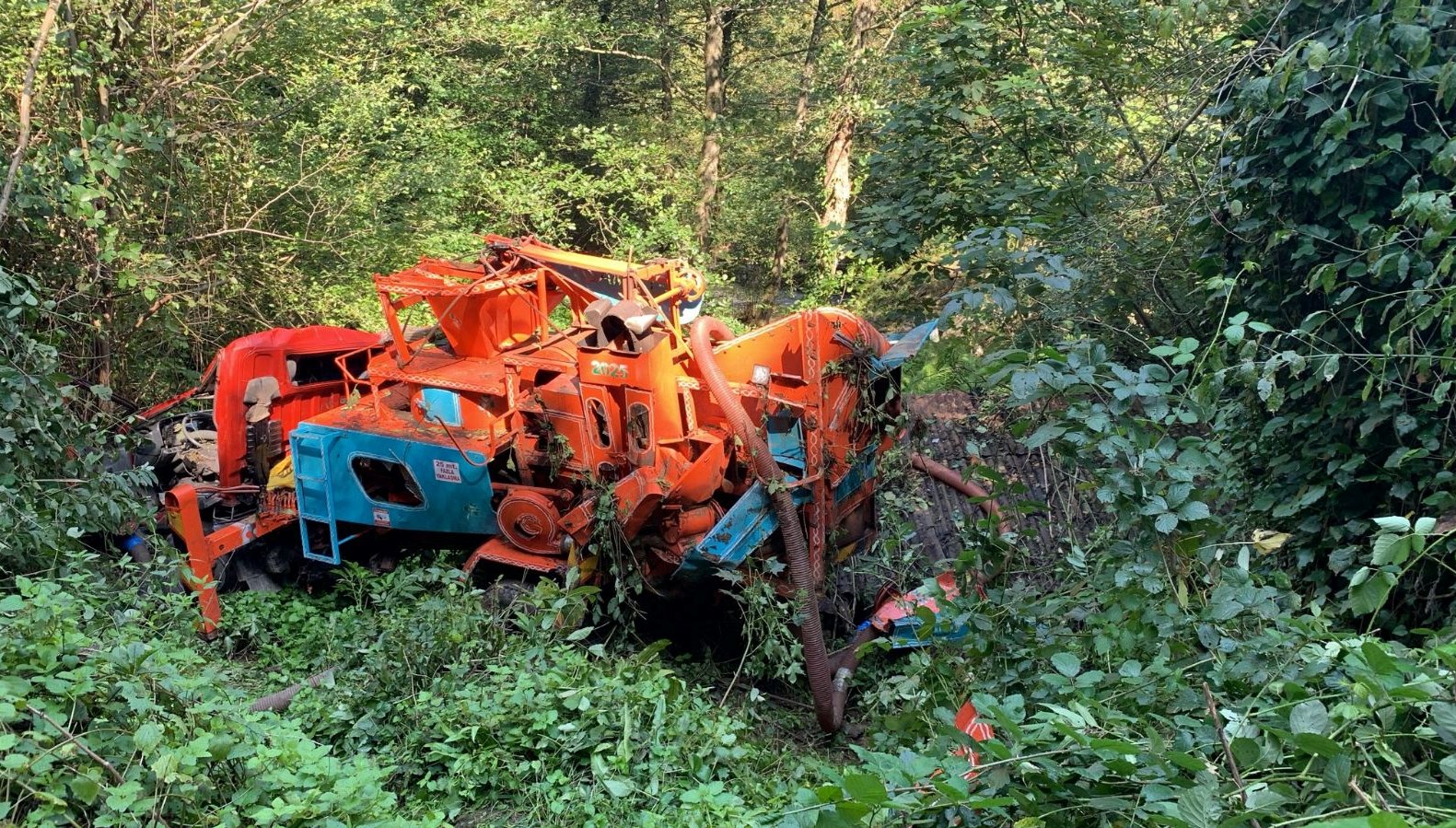 kamyon ucurumdan yuvarlandi bir olu QJ3FMKla