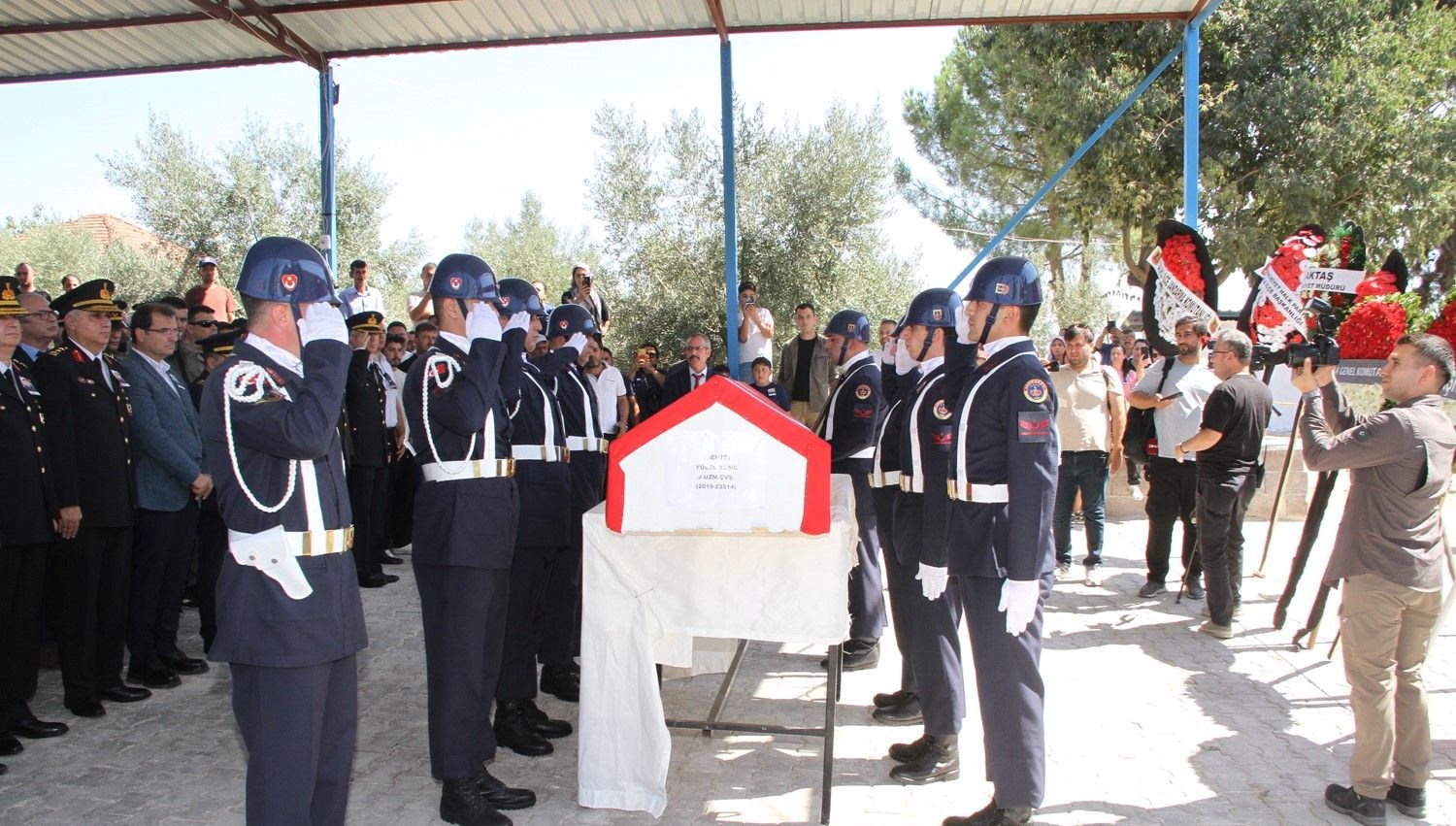 manisa sehidini gozyaslariyla ugurladi zVhTfF5V