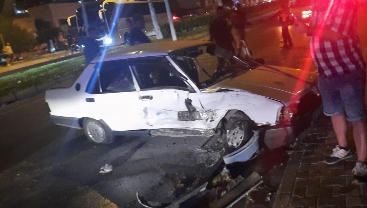 otomobil kamyonetlere carpti 3 yarali nBicbfQP