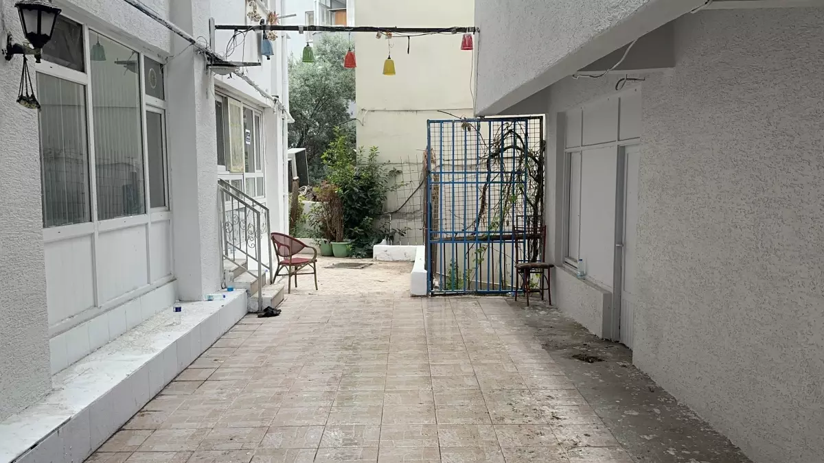 sarkici gullu terastan duserek hayatini kaybetti ItW9e5RC