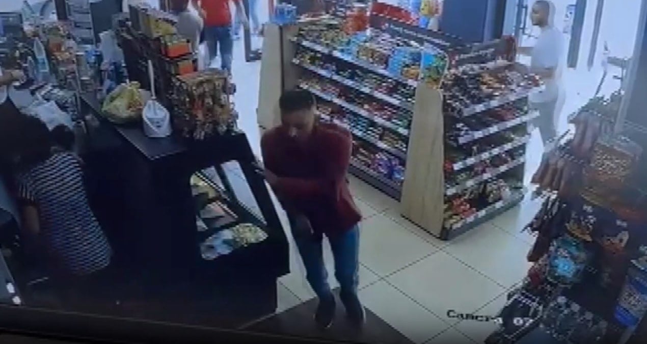 eski esinin yaninda gordu akaryakit istasyonunda dehset sacti o anlar kamerada qzlWkkqb