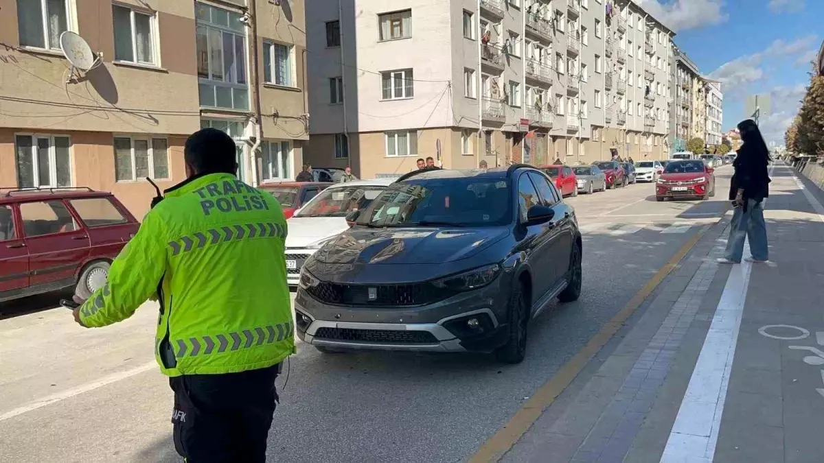 eskisehirde otomobilin carptigi yasli kadinin hayati tehlikesi var 3NFyNuVL.jpg