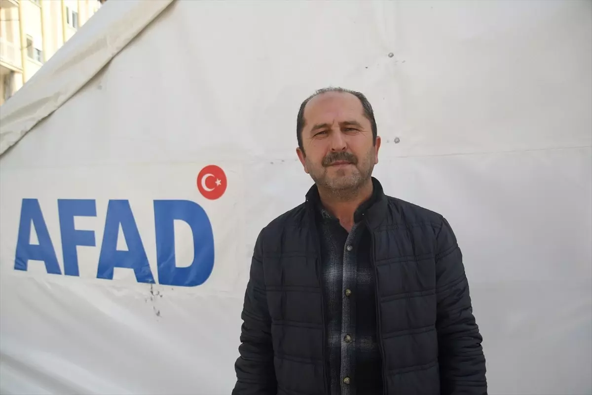 sindirgida cuma namazi cadirda kilindi 7RgfQXEV.jpg